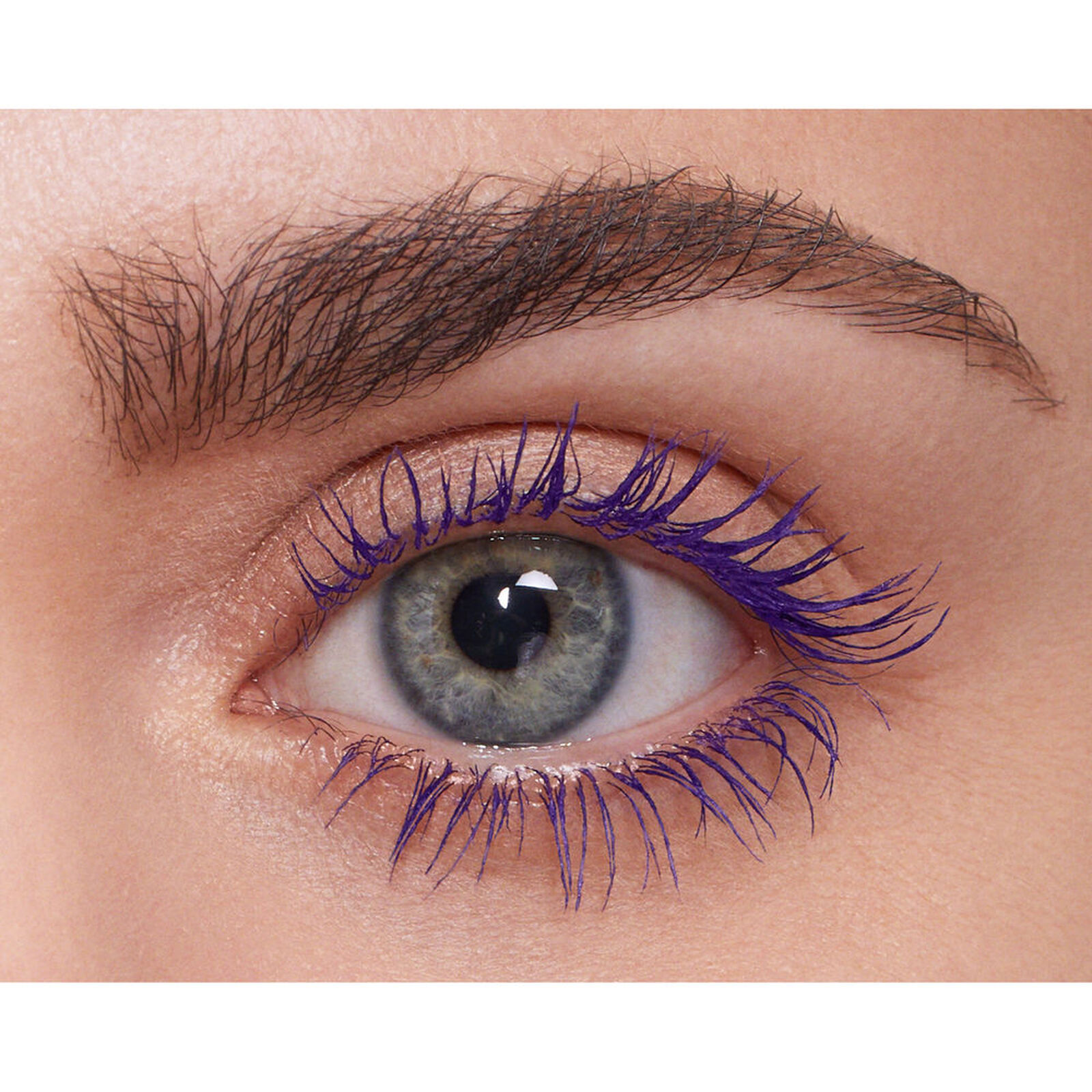 Mascara Shiseido ControlledChaos MascaraInk 02 Black Pulse con applicatore su sfondo raffinato. - thumbnail 2